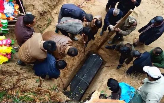 人大代表建议“不强制火葬、推土葬深埋”，农村现状戳中痛点：火葬后装棺再埋，到底图