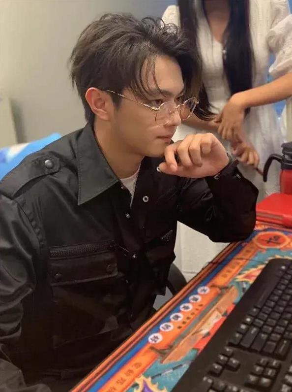 许凯律师发声明，说聚众赌博是假的，既然是假的那就报警吧。警察已经介入调查了，博