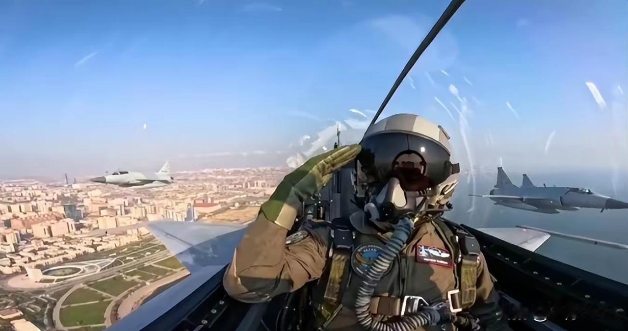 1. 巴基斯坦向阿塞拜疆交付14架枭龙战机：巴基斯坦向阿塞拜疆交付JF-17B