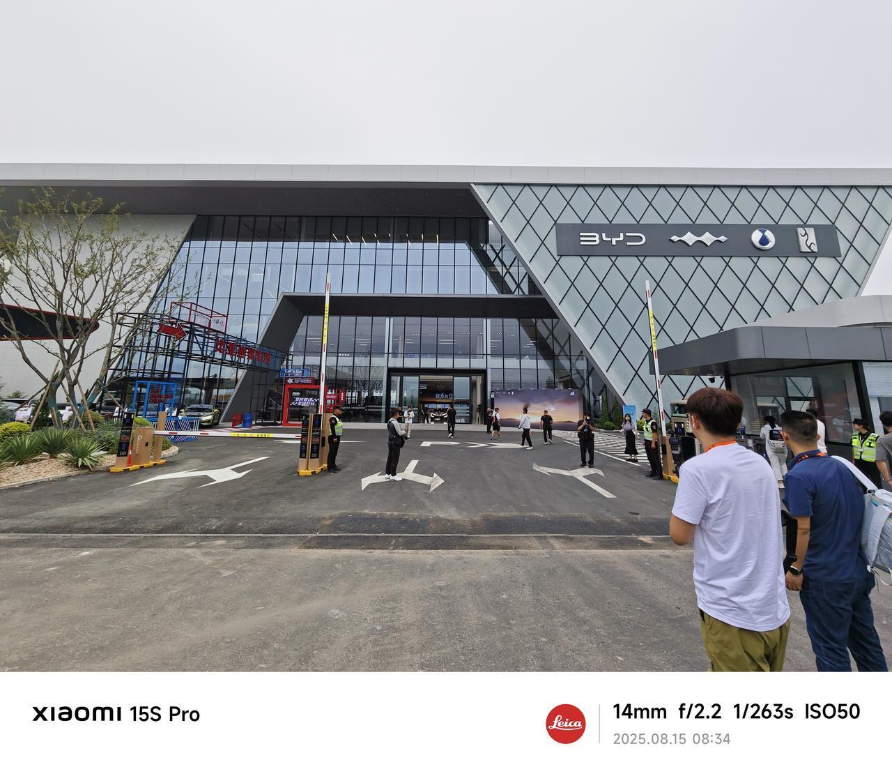 今天参观了比亚迪郑州赛车场，相比其他赛车场的高高在上，比亚迪的这个场地说它是“全