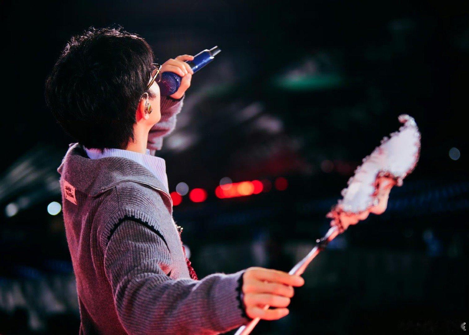 周深清唱富士山下周深：规则是《富士山下》不能唱，但没说不能清唱啊！这波机智又宠