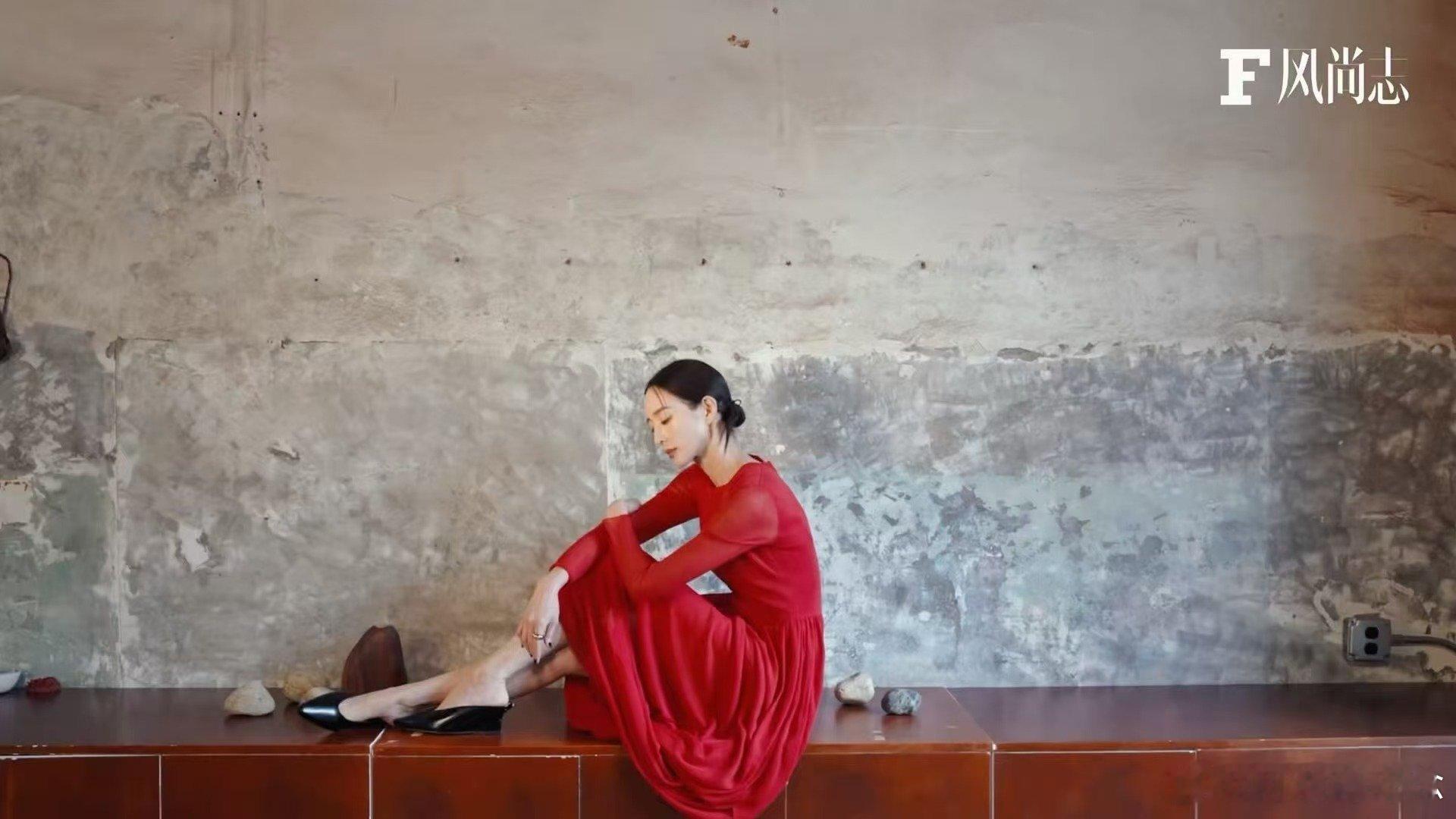 张钧甯好美的腿长腿优越吸睛，大佬气场拉满，高级颜值太能打，魅力难挡！