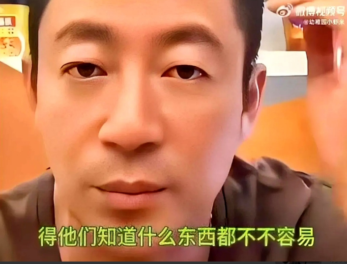 今天汪小菲直播卖货时，突然对着镜头教育孩子：“我在这儿挣钱养家糊口，就得让你们知