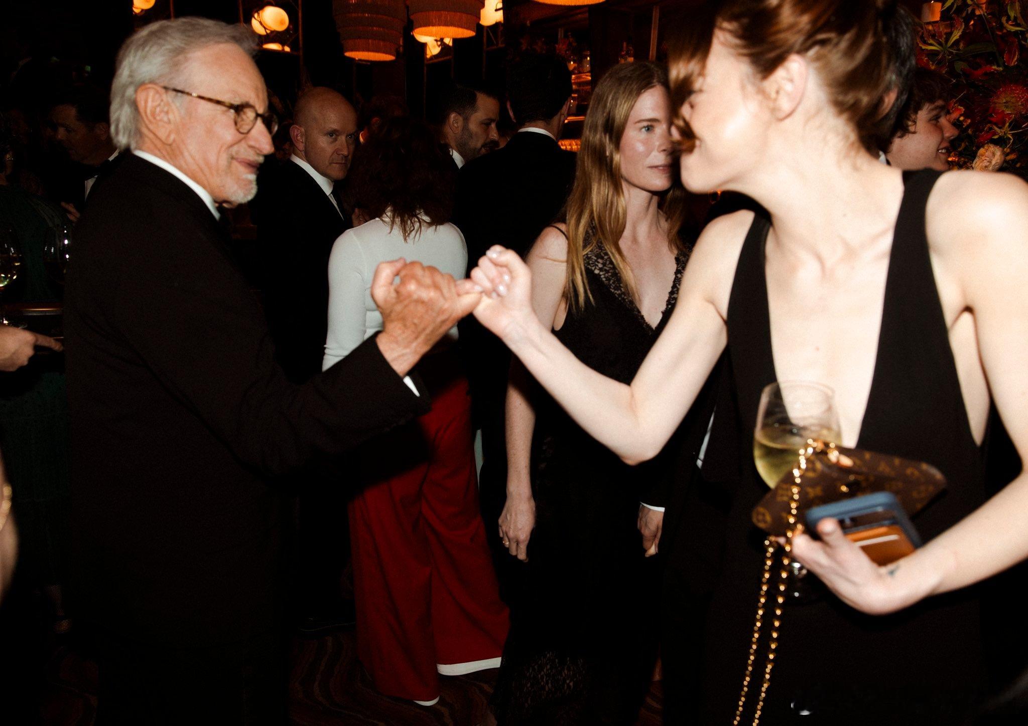 石头姐斯皮尔伯格拉钩奥斯卡昨日，“石头姐”艾玛·斯通（EmmaStone）和