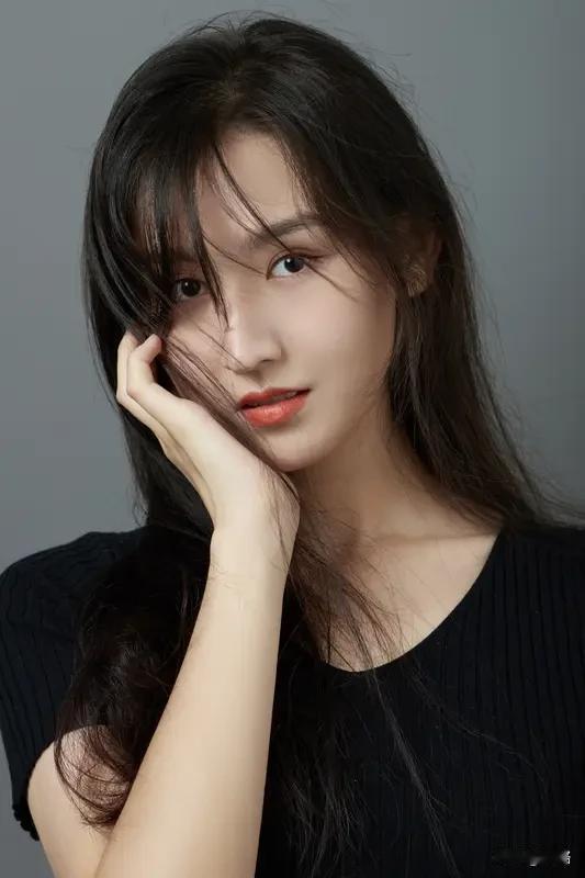 娱乐圈这瓜真是一个接一个啊！这次曝90后女演员和75后男演员一夜情，让人想起之前