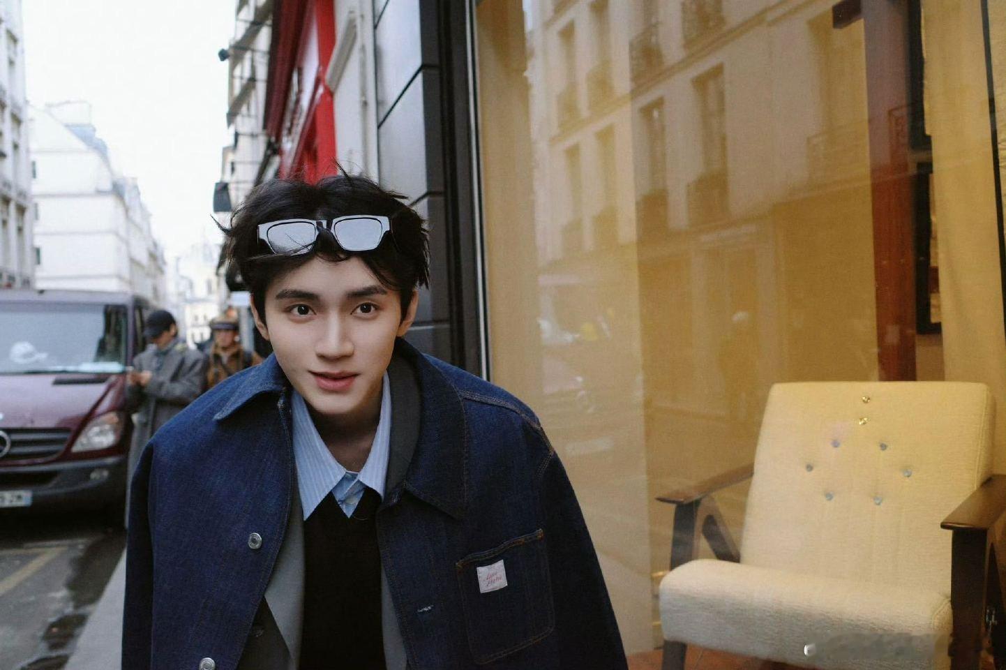 周翊然大背头现偶男主这才是现偶男主的正确打开方式！周翊然巴黎男装周浅灰西装叠