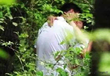 上大学时，班里有一个阴阳眼（就是大小眼）。他特别喜欢气功，晚上总是跑到偏僻的地