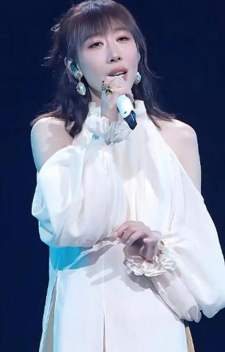 花几千块看场演唱会，只看见一件白衬衫穿到底，这钱花得冤不冤？我朋友从深圳春茧