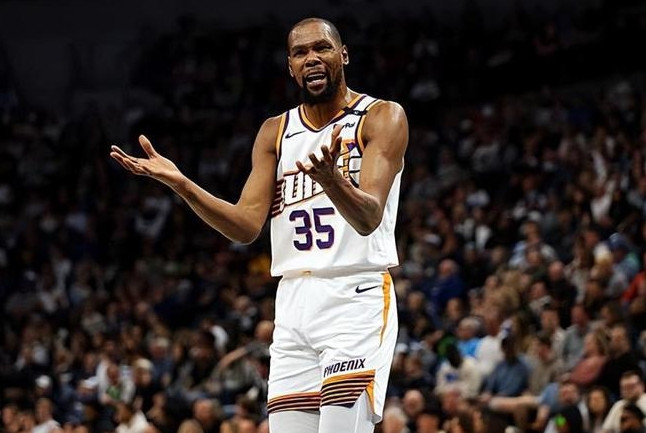 根据ESPN记者文胖报道，太阳队在与火箭队关于杜兰特的潜在交易谈判中，优先要求收