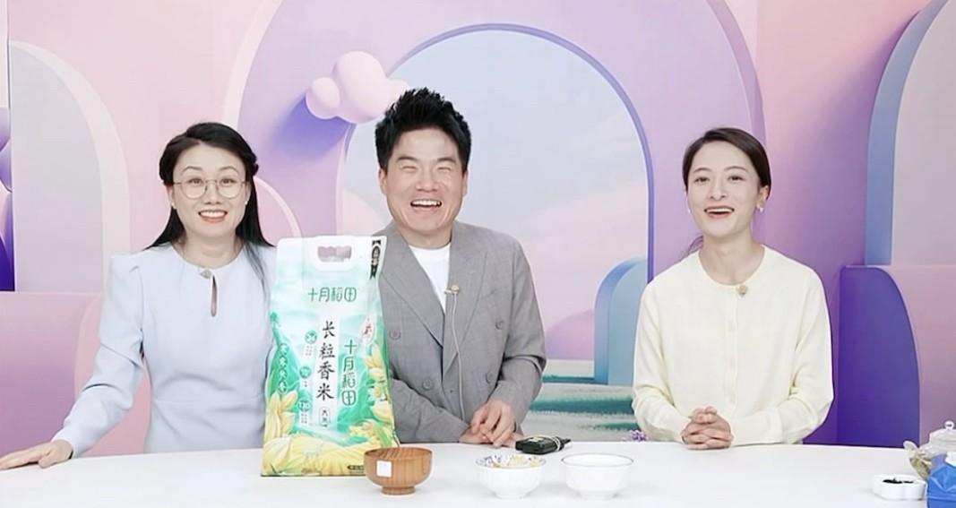 “我知道你想吃，你先忍忍”[笑着哭]董宇辉你可太逗了今天彪哥空降直播间