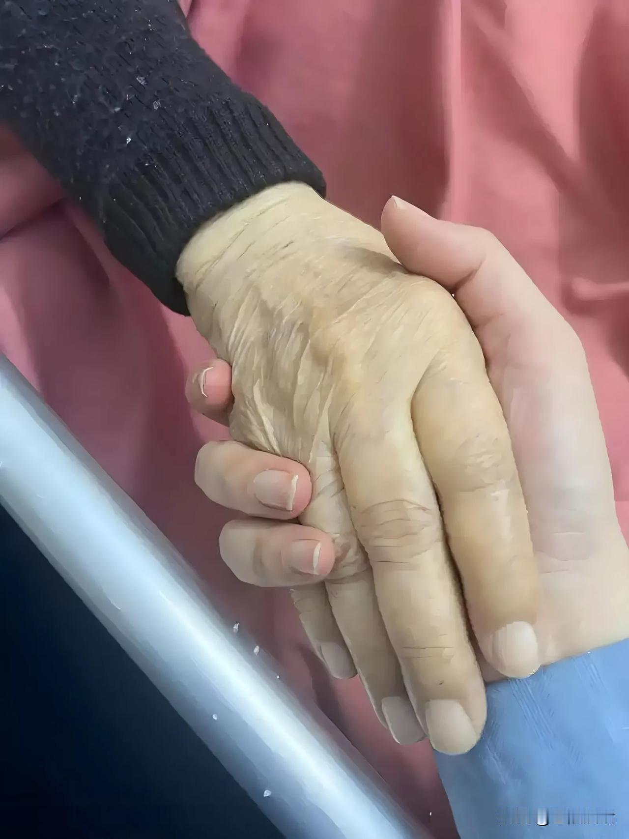 老婆堂姑的一句话，让满屋子的人都流下了眼泪。昨天得到消息，说老婆堂姑病危，已