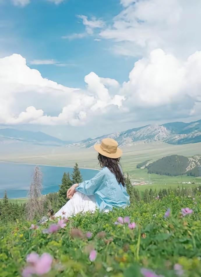 如今旅游拍照时，不少人不再正面对准镜头，而是选择背对镜头，这近乎成了一种流行风尚