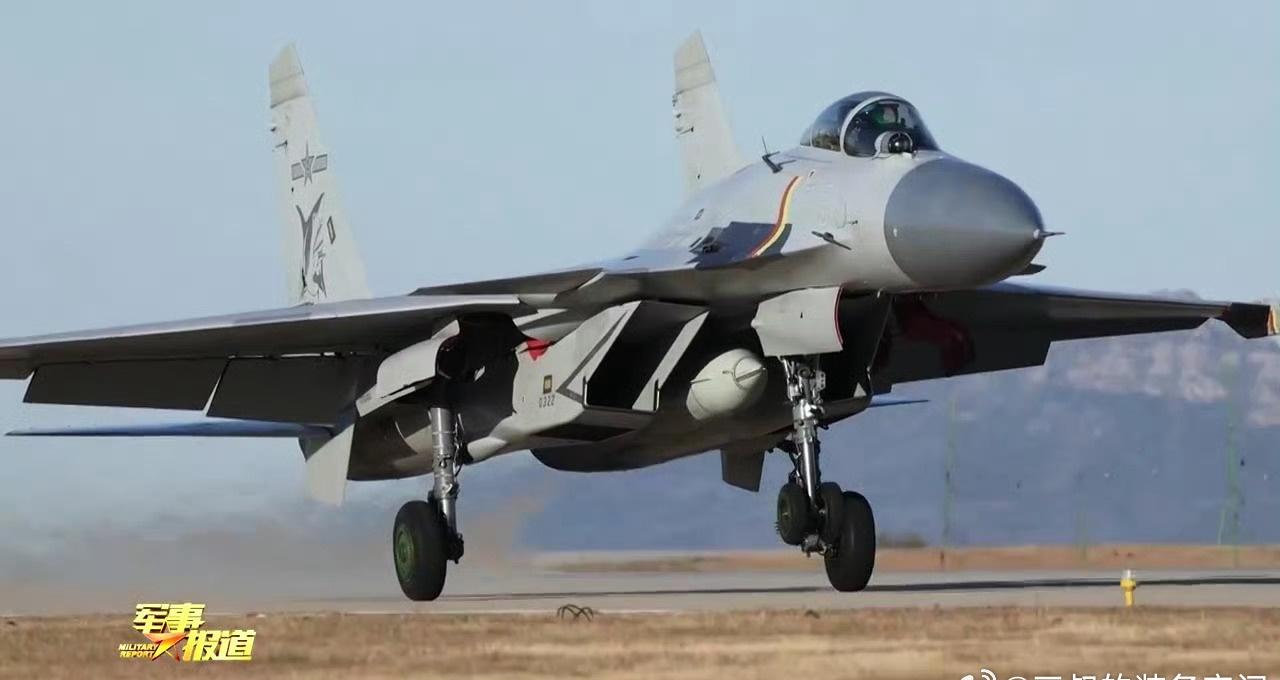 伙伴加油显然更灵活，歼-15装上加油吊舱后展开训练，必要时给兄弟们“奶一口”。烽