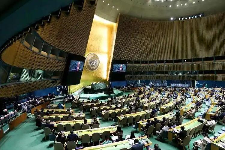 联合国总部楼宇气派、灯光常亮，但钱袋却透支得厉害。2025—2026年，联合国现