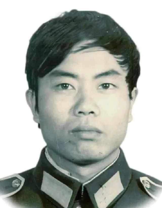 1987年，一名缉毒民警，以回族老板身份打入毒贩内部，吃饭时，毒贩突然夹起一块