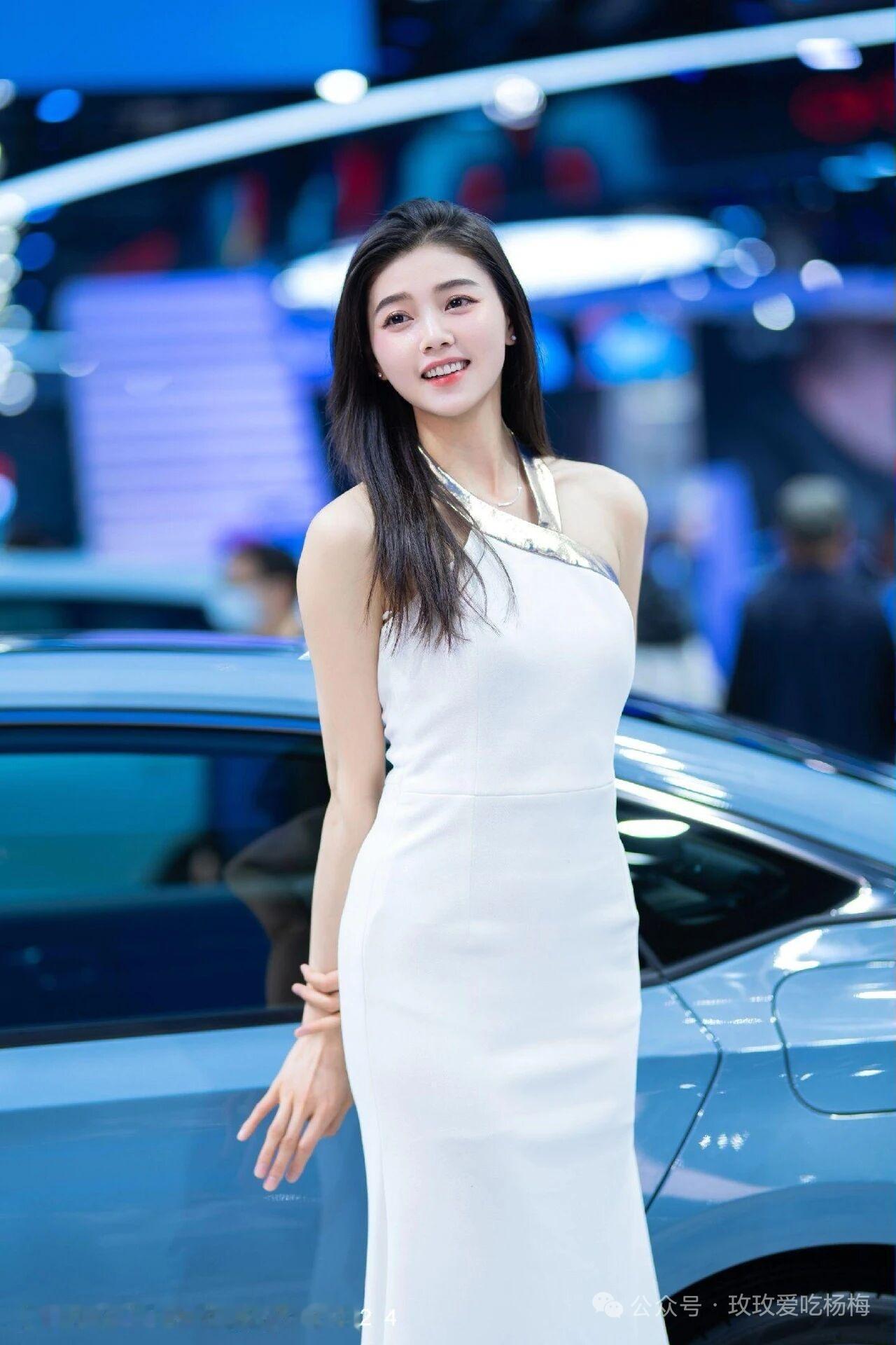 优雅车模在车展上惊艳亮相，尽显时尚魅力！💃🚗✨车展肖雨婷车模人像照片性感