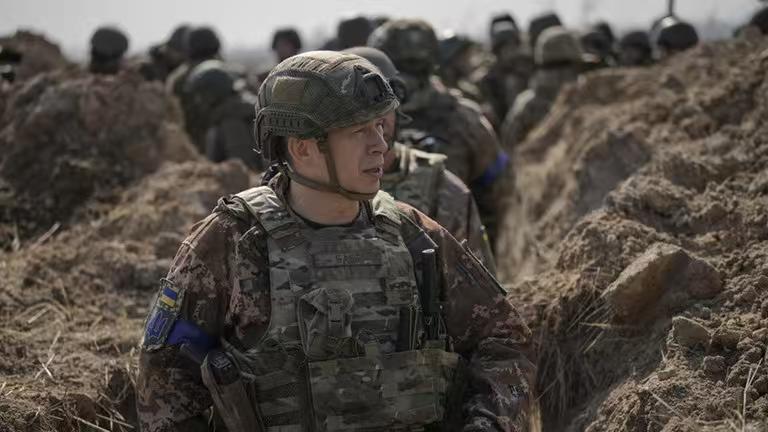 俄罗斯不要指望乌克兰能同意割地，即便美国真的把泽连斯基挤兑走了，重新换一个乌克兰