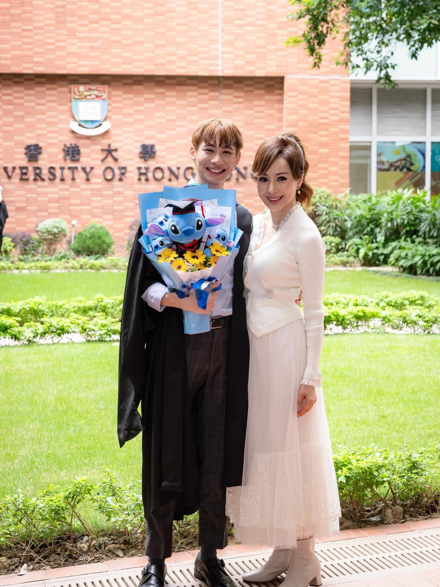60岁罗霖参加大儿子的毕业典礼，大儿子获得香港大学硕士学位。
