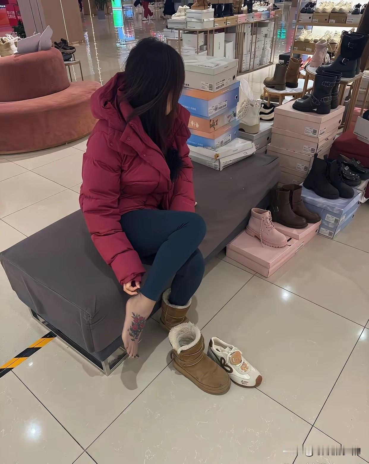 春节了来鞋店试穿鞋子不知道那双好