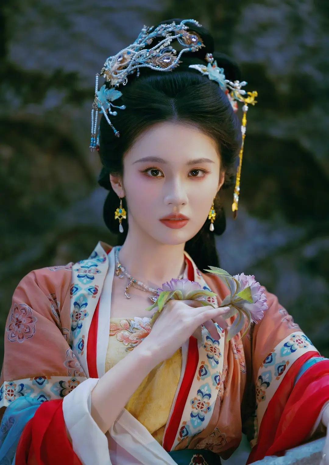 她撞脸好多人啊，又像刘些宁，又像刘亦菲，又有点张婧仪的感觉[并不简单]​​​