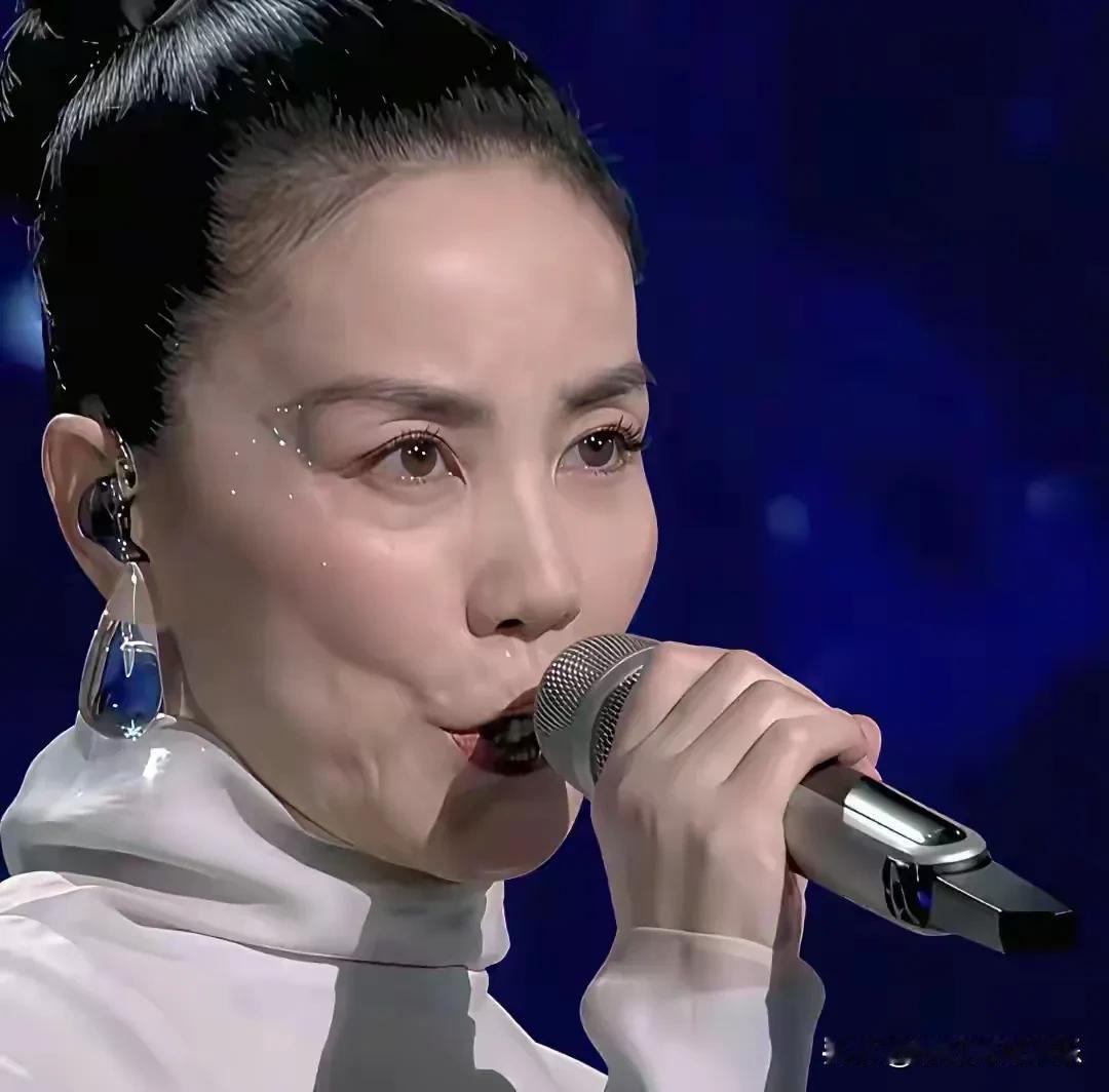 王菲谢霆锋的年龄差距尴尬期到了，王菲已经进入了老年，还差四年就六十岁了，脸部松垮