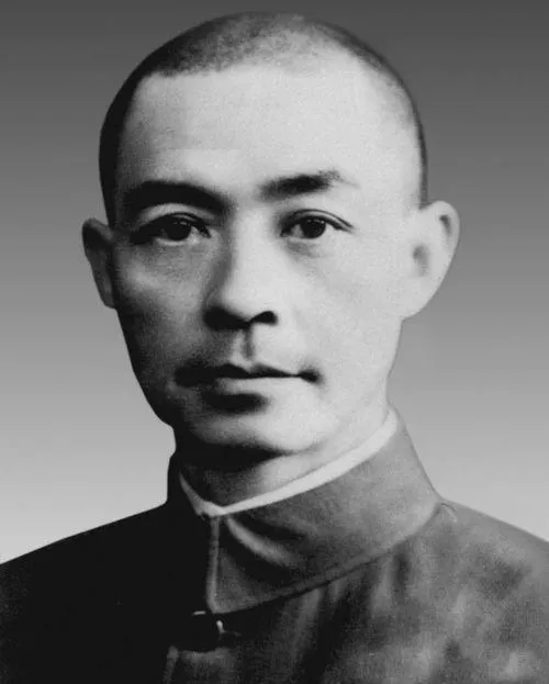1938年，张自忠的一个部下糟蹋16岁的少女，于是他命令所有人脱掉裤子，很快他就