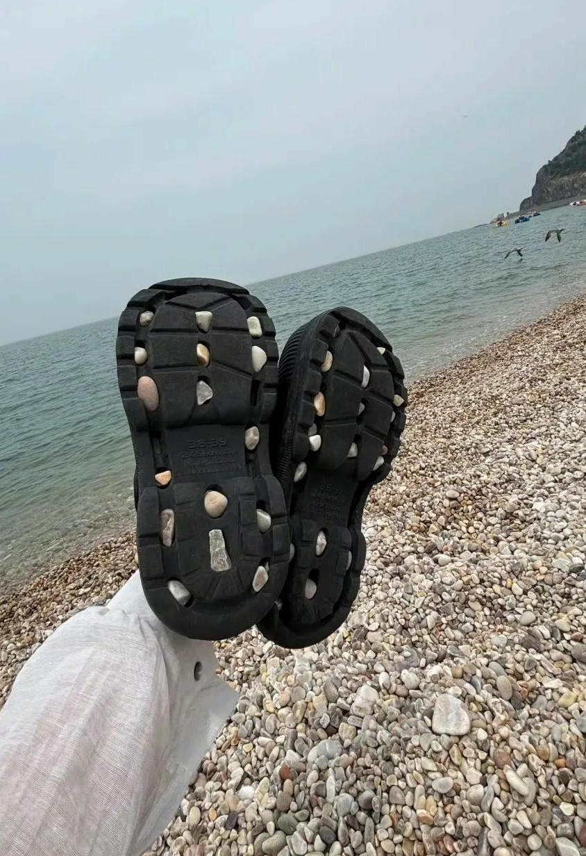 当你穿洞洞鞋去海边