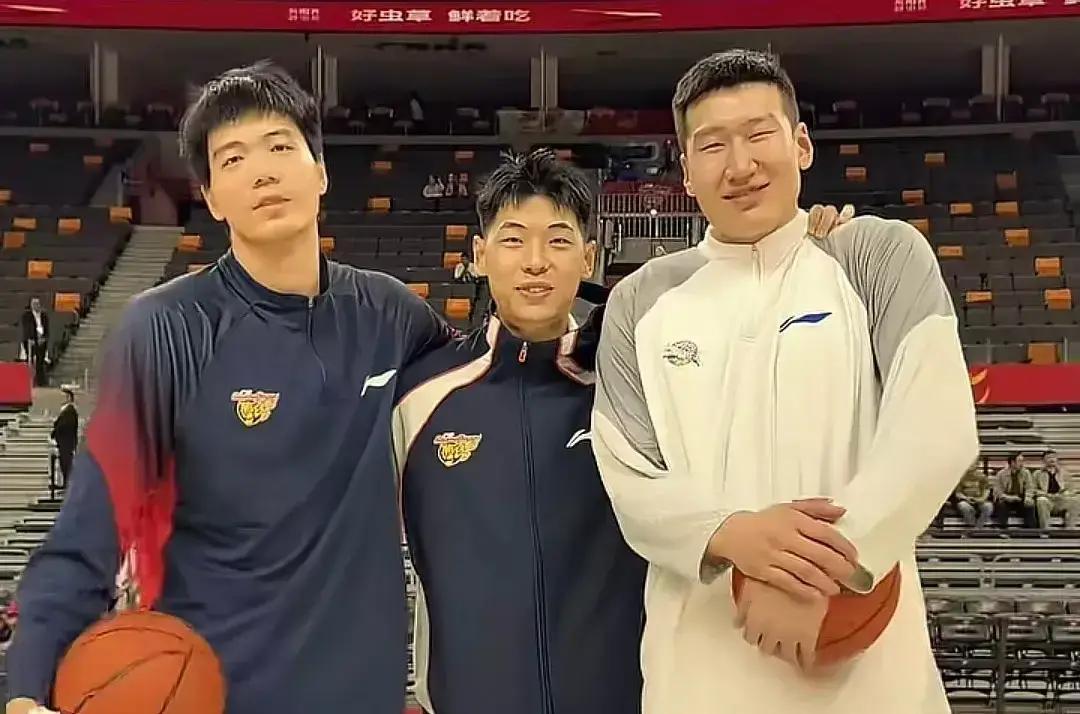 一张赛前合影，看得人心里不是滋味。焦泊乔，崔永熙，李炎哲。当年广州队那几棵