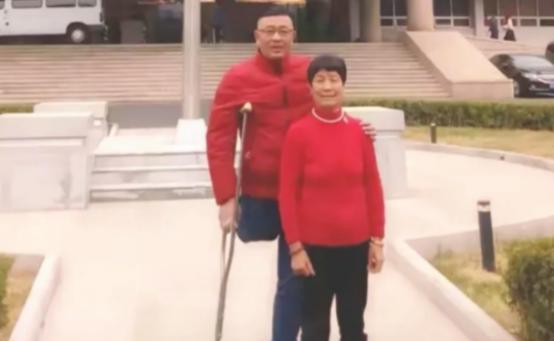 2011年，浙江一个男子开车时与大货车相撞，右腿被压碎，母亲也当场去世，在他无助