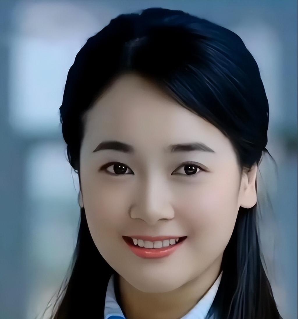 左小青坦诚分享自己的婚姻故事，丈夫年长她近二十岁，从事商业工作。十年婚姻始终