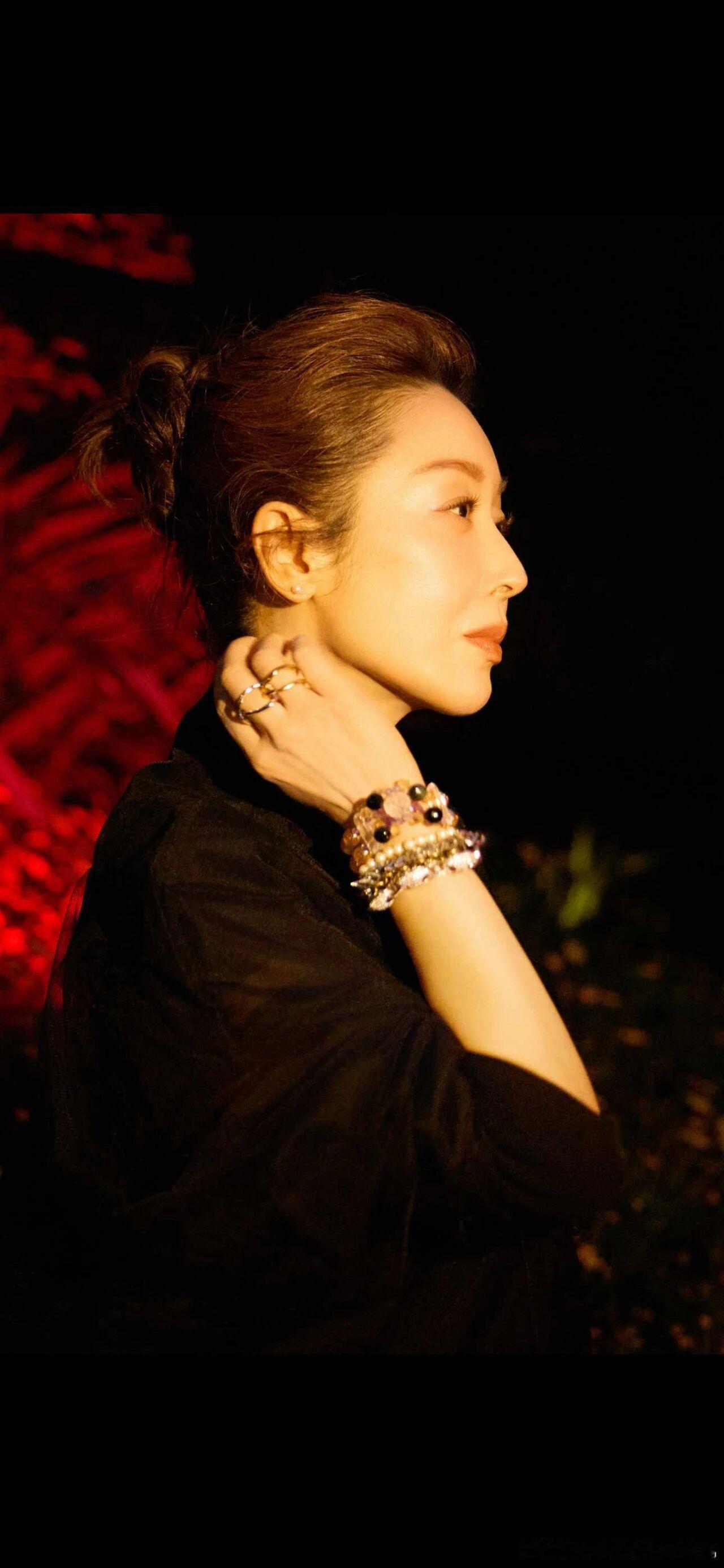 【50+孙悦梓潼舞台状态惊艳全网！自律的女神，连下颌线都是顶配】网友曝出的现