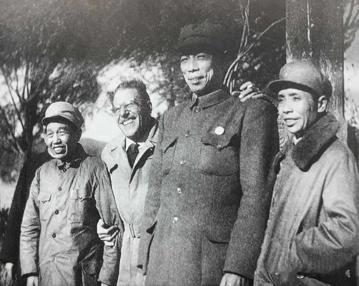 1949年11月18日，阿尔巴尼亚国防部长斯巴诺访问杭州，图为浙江省委书记谭震林
