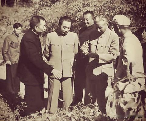 1938年武汉会战后，武汉失守，鄂中大面积沦陷，膏盐矿区也笼罩在日军的铁蹄之下。