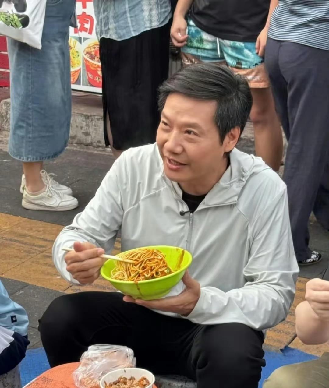 其实判断雷军是真吃早饭还是一场营销很简单你看他和谁一块吃的啊。徐洁云是干什么