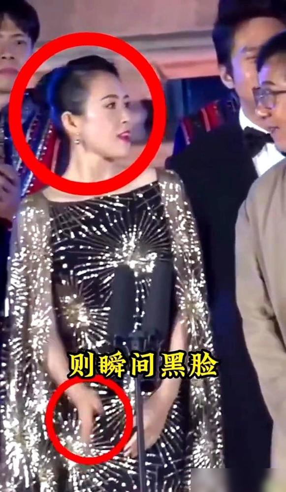 成龙又来了！“湾区升明月”上，他那只“惯犯”的手，这次搭上了容祖儿的肩膀！