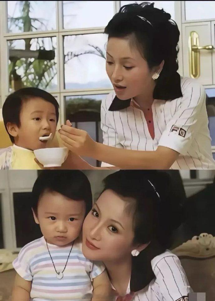 原来谢霆锋妈妈几十年前就在穿斐乐，香港几十年前玩剩下的大陆现在才流行。那个勺子，