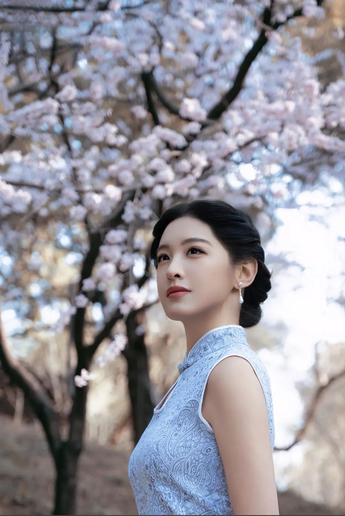 樱花树下，古典美人，优雅气质，如诗如画。