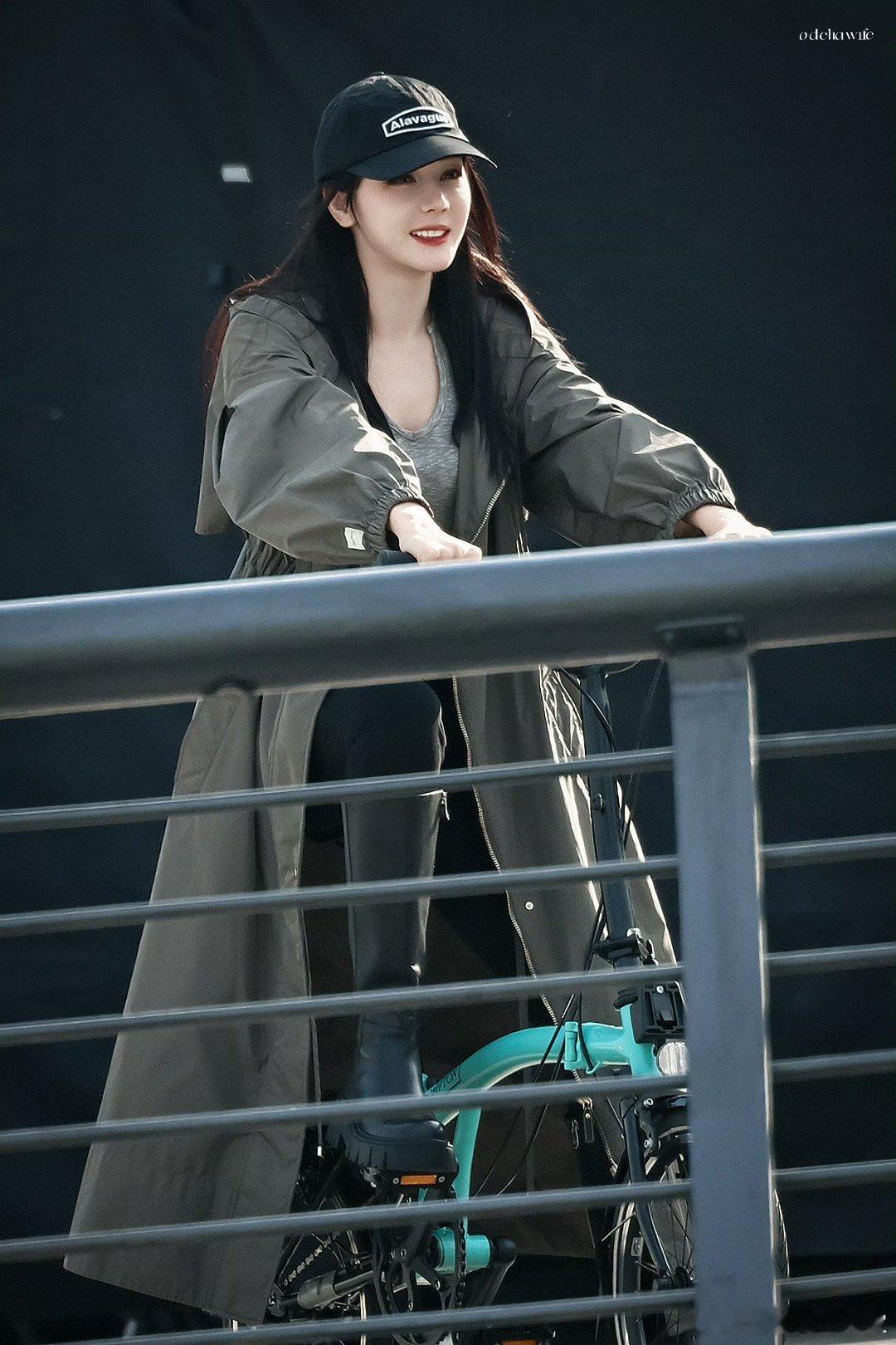 迪丽热巴青春校园女主即视感，梦回关小迪骑自行车那段了[捂眼睛]麻辣变形计谁看过[打c