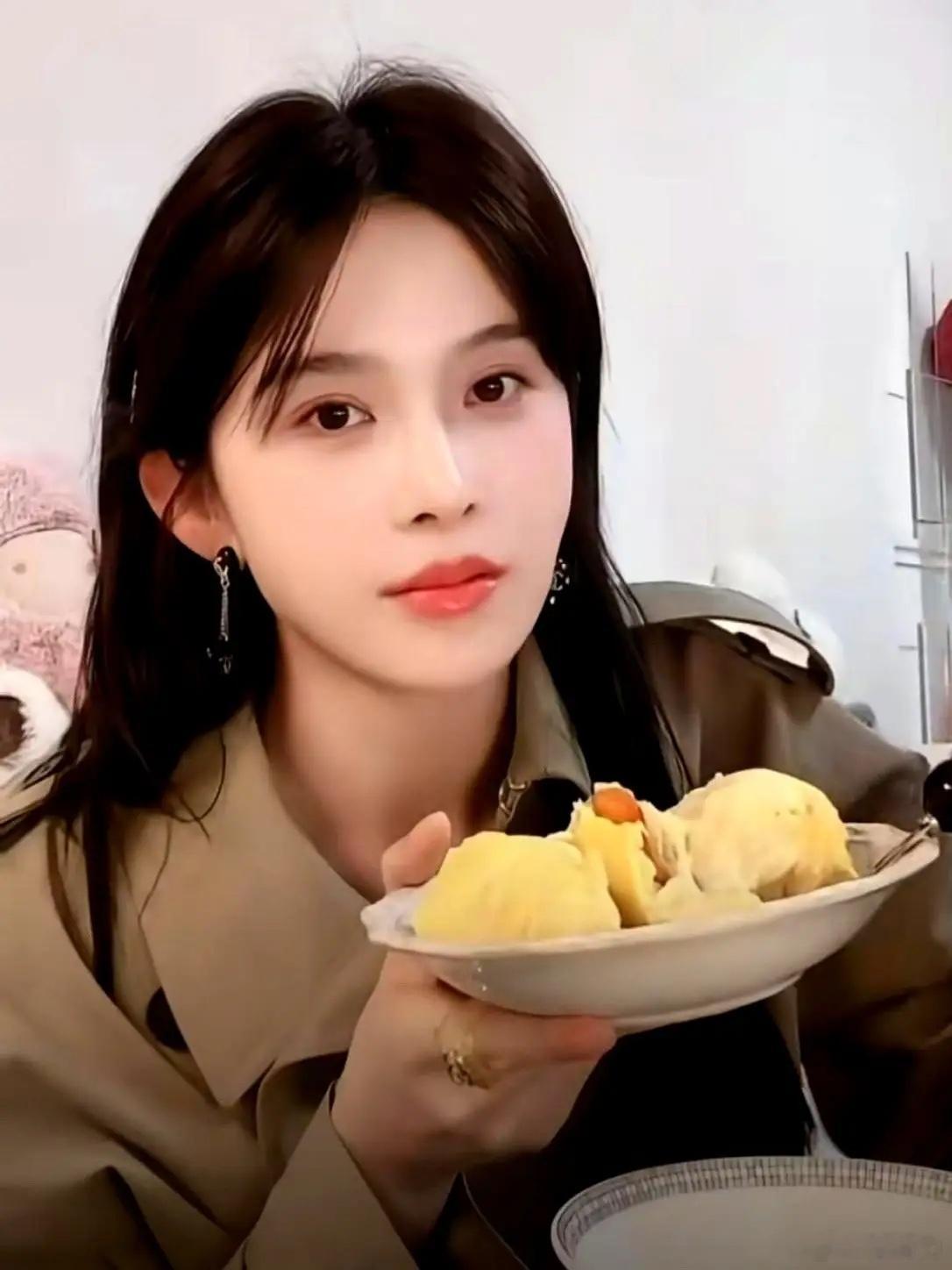 赵樱子这波操作，直接把张凌赫架起来了。在直播中，她透露为了一个男星拒绝拍戏，说自