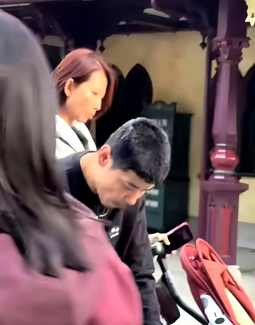 在迪士尼偶遇蔡少芬张晋，第一眼差点没认出男方。荧幕上拳拳到肉的硬汉，私下穿一件松垮的黑卫衣，头发里全