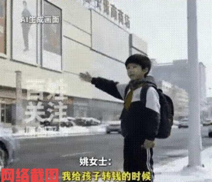 贵州贵阳有小男孩晚上自己打车回家。可是小男孩到家门口后，发现自己手机里面的钱