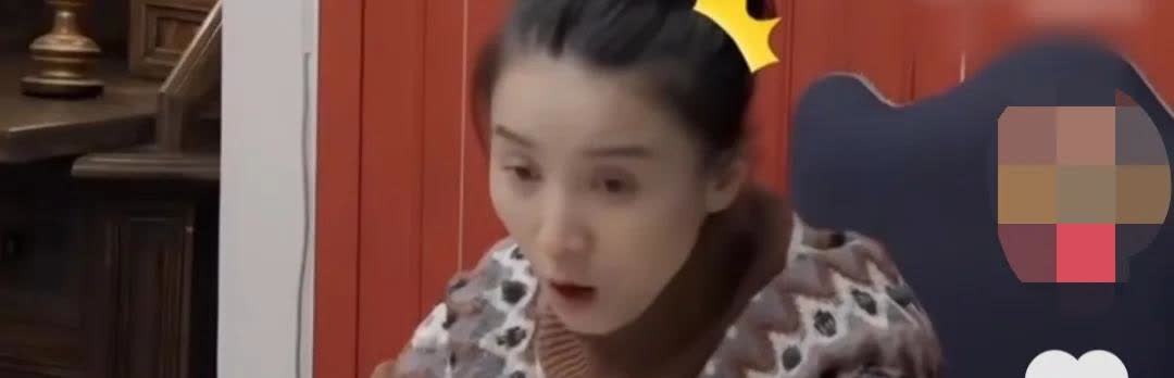 宋佳质疑小S：“你的化妆包好脏，用了很多年？”小S不爽：“也没很多年，一两年吧！