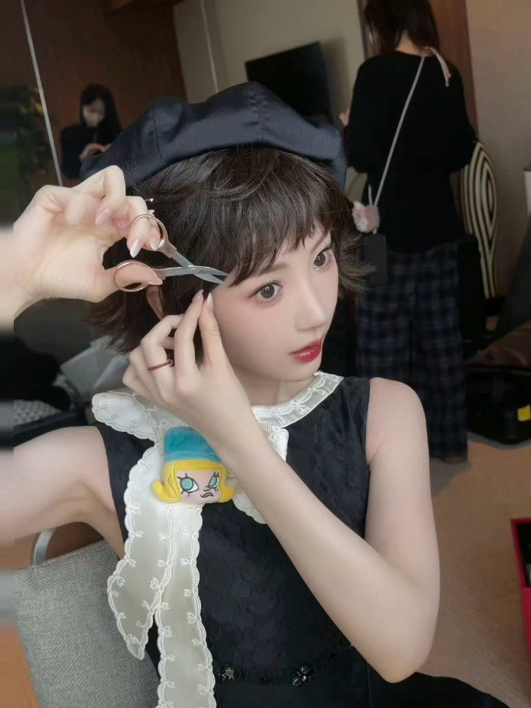 毛晓彤剪的短发，俏皮到犯规。配上她那双大眼睛，可爱值瞬间爆表。整个造型又美又灵动