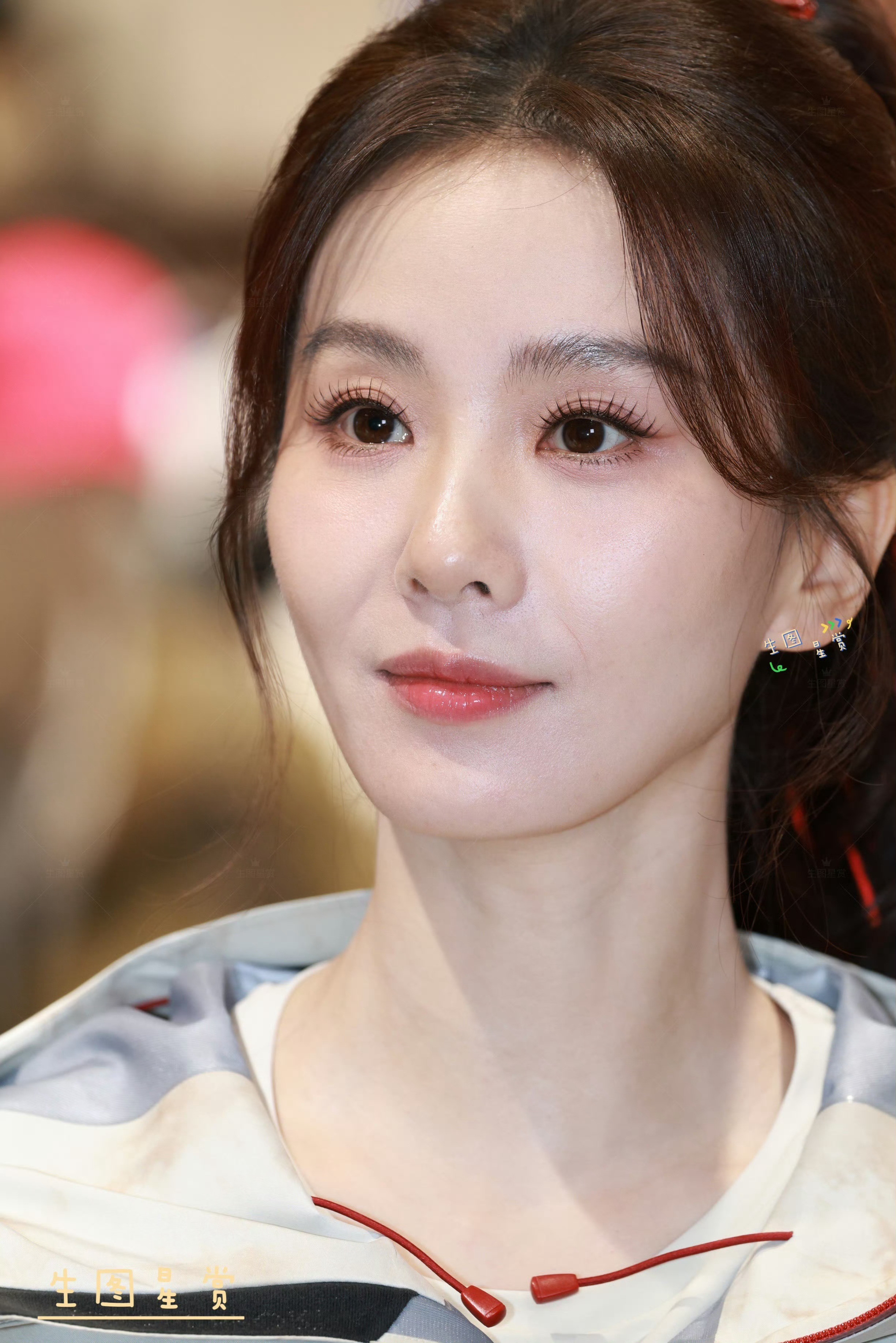 38岁刘诗诗怼脸皮肤状态刘诗诗深圳活动怼脸生图，38岁皮肤状态很好了，好美啊！