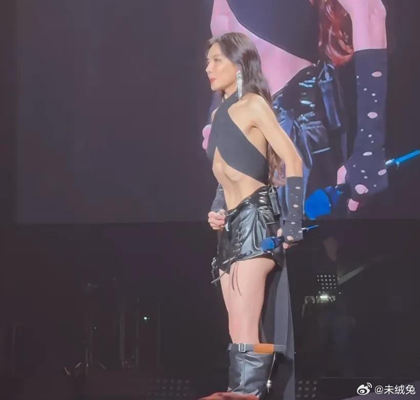Ella西安演唱会，穿露脐装秀身材，真空腹吸到肋骨外翻
