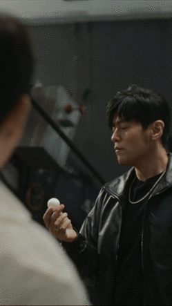 樊振东周杰伦乒乓球对打抛开各自的身份标签，樊振东与周杰伦化身普通球友对战乒乓球