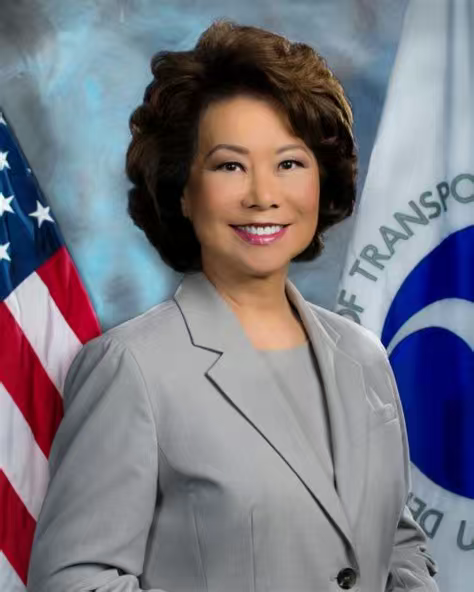 赵小兰两次接受水均益采访的反差，很多人看完都感慨：身份表达的差别实在太大。当年她还是美国内阁部长的时