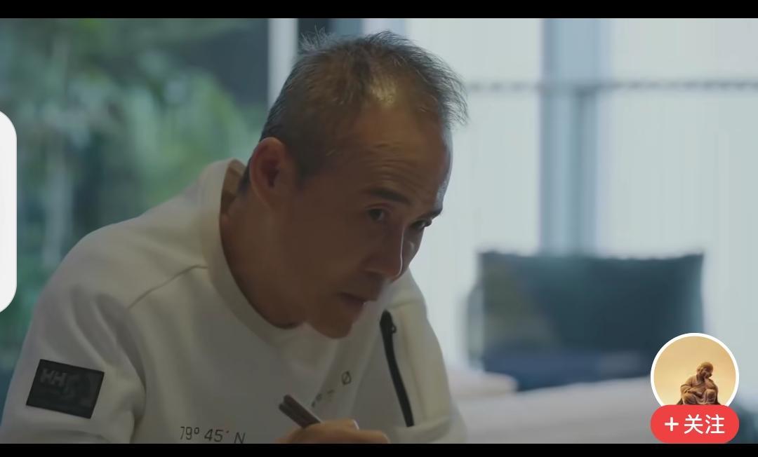 田朴珺吃饭都要逗她的狗，有谁注意到王石的表情？不是一路人就不要硬凑了！这女的咋