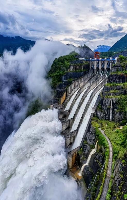 美国NASA研究团队曾发现，三峡大坝工程已造成地球自转轴位移，令地球极点位置移动