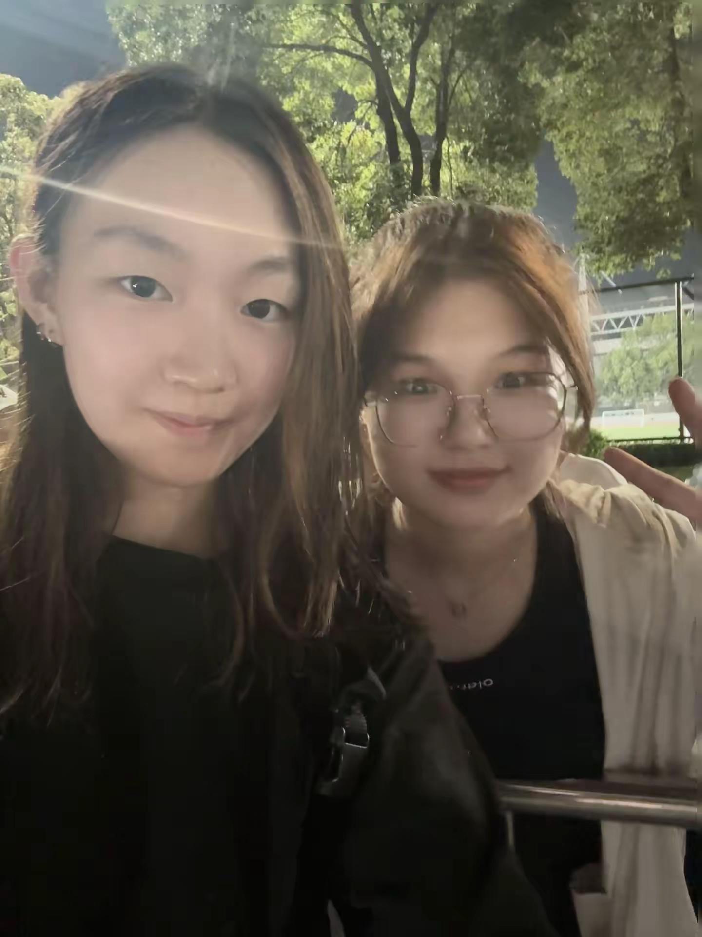 那天她拿起了我的手机，哒哒敲了两下李冰洁游泳运动员